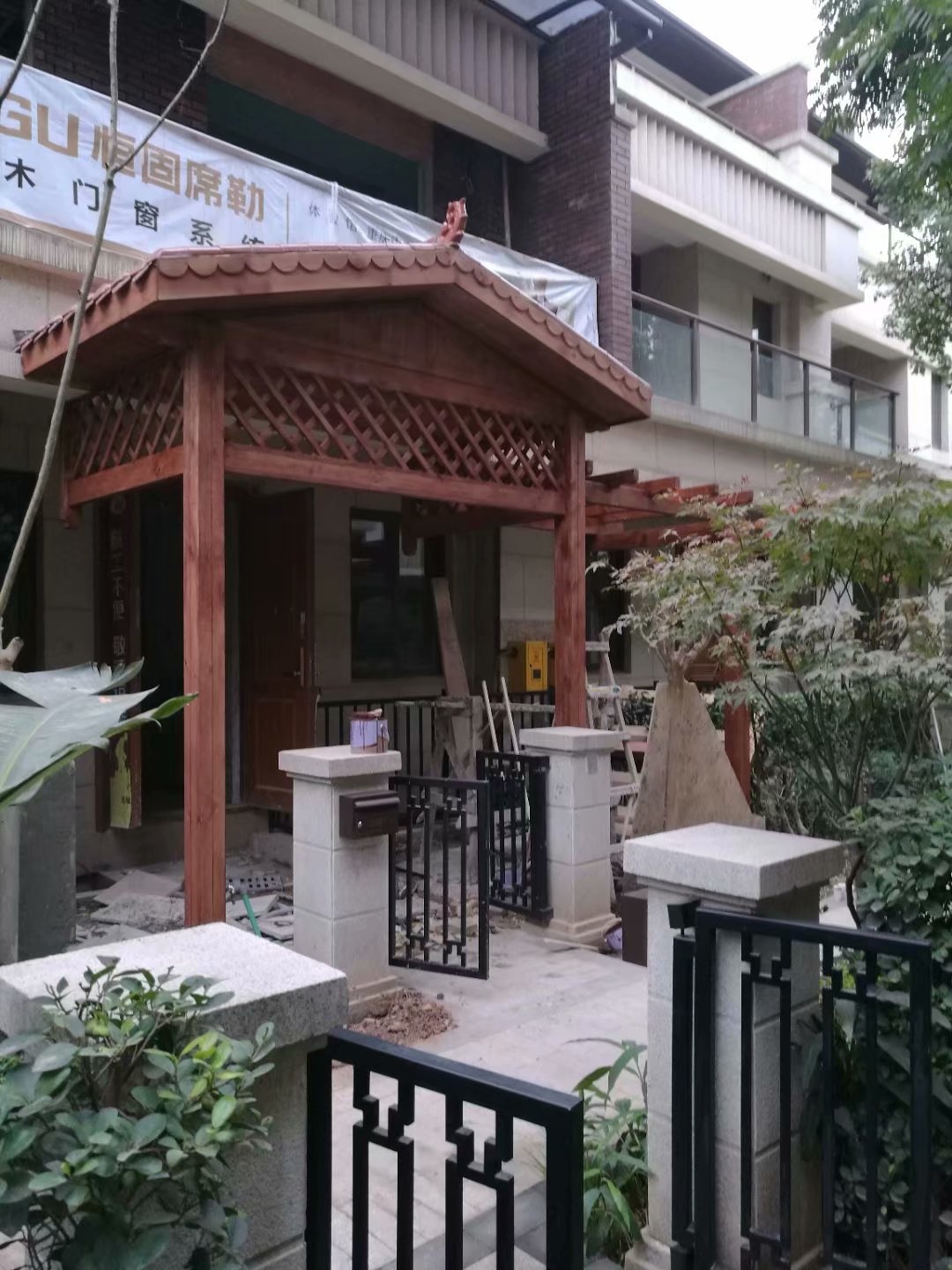 重庆防腐木门头